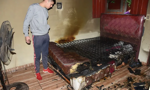 Rayo cayó en un inquilinato y provocó un incendio - Noticiero Paraguay