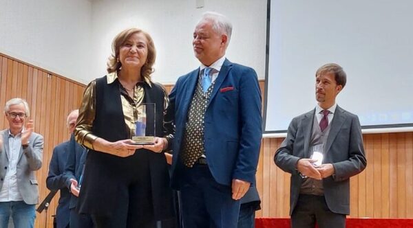 Berta Rojas, recibe galardón “Guitarra de Oro 2022″