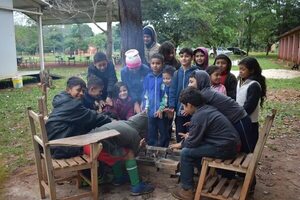 Aula cae a pedazos, alumnos estudian en la intemperie y hacen fogatas para mitigar frío - Nacionales - ABC Color