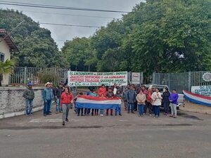 Vecinos de Atinguy se manifiestan para hacer reclamos a Yacyretá - Nacionales - ABC Color