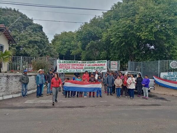 Vecinos de Atinguy se manifiestan para hacer reclamos a Yacyretá - Nacionales - ABC Color