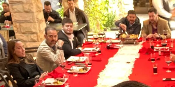 Asunción: Concejales opositores son escrachados por rendirse ante Cartes y Nenecho - Nacionales - ABC Color