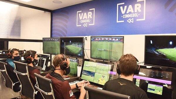 Crónica / Conmebol implementará uso del VAR en todas las fases de sus torneos en el 2023