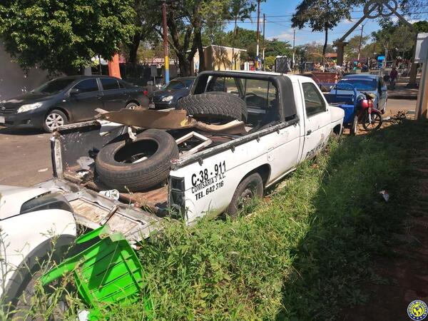 Potencial criadero de mosquitos cerca de comisaría y plaza céntrica •