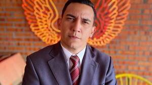 Crónica / [VIDEO] Entrevistada descolocó a periodista confundiéndole con otro