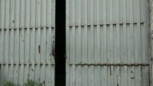 Hallan cadáver de un hombre en un depósito abandonado