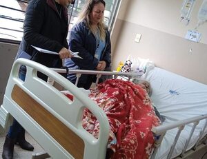 Abuelita rescatada es llevada por su hija a Asunción