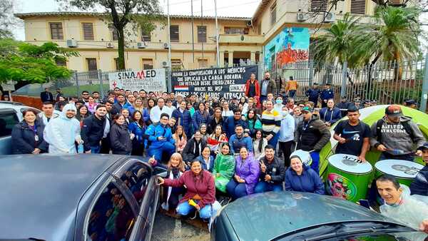 Médicos se manifiestan y exigen pagos de sus salarios - ADN Digital