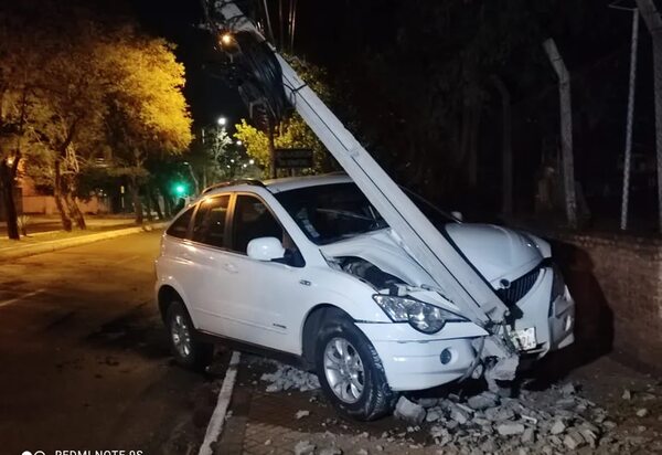 Conductor embistió contra una columna de la ANDE en calle asuncena - Policiales - ABC Color