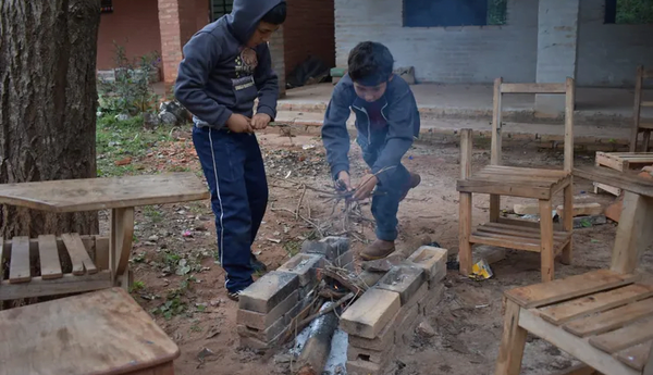 Aula cae a pedazos, alumnos estudian en la intemperie y hacen fogatas para mitigar frío - Noticiero Paraguay