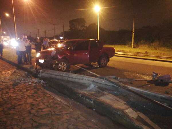 CAMIONETA CHOCÓ CONTRA COLUMNA DE LA ANDE EN CAMBYRETÁ