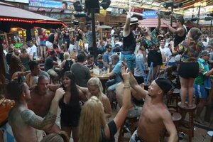 ¡Fiesta sexual ante posible fin del mundo!