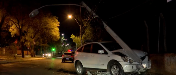 Asunción: Conductor se descompensó al volante y fue a parar contra columna de la ANDE - trece