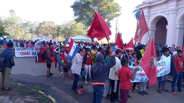 Indígenas marchan en Asunción en el Día de la Raza por 35 reivindicaciones - Nacionales - ABC Color