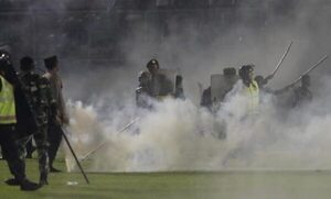 Diario HOY | Comisión ve indicios de abuso policial en la tragedia del estadio indonesio