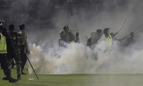 Diario HOY | Comisión ve indicios de abuso policial en la tragedia del estadio indonesio