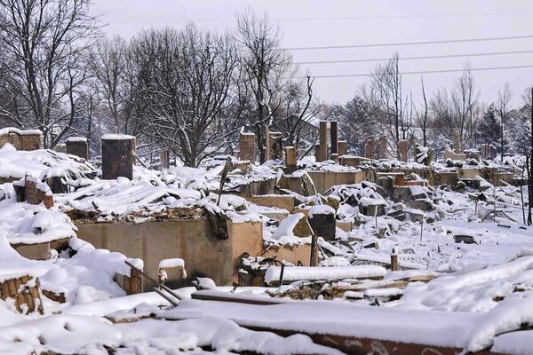 Voraz incendio destruye viviendas y estructuras en Colorado | 1000 Noticias