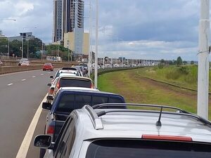Directora de Migraciones pide formalizar denuncias de coima en puente a Posadas - Nacionales - ABC Color