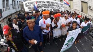 Miles de indígenas marchan en Asunción por históricos reclamos
