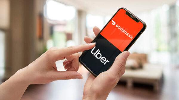 Uber y Doordash caen en bolsa tras propuesta de regularizar a repartidores - Revista PLUS