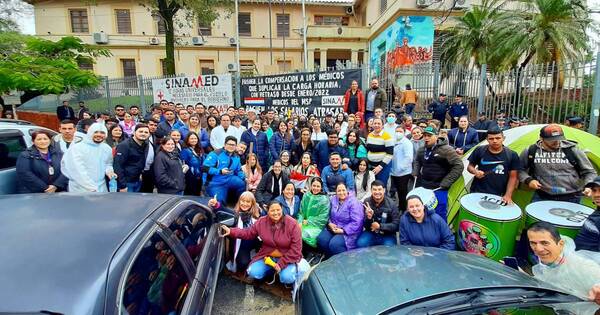 La Nación / Salud accede a pago de compensación horaria tras reclamo de médicos