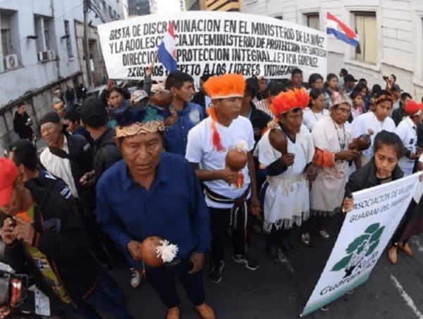 Indígenas marchan en Asunción y exigen al Gobierno el cese de desalojos · Radio Monumental 1080 AM