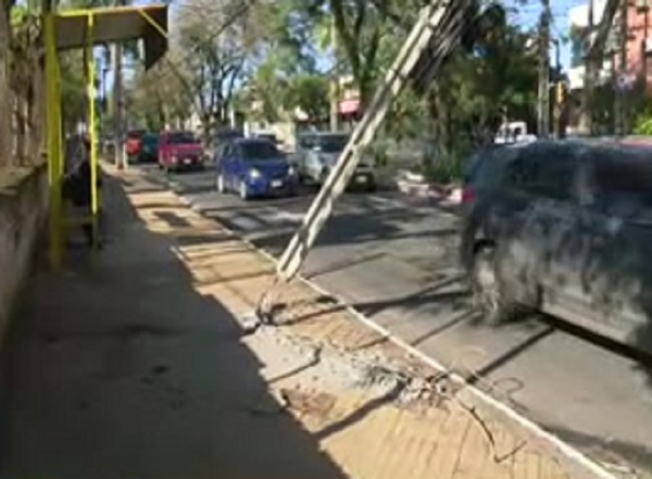 Columna quedó a punto de caer tras accidente de tránsito en Asunción - SNT