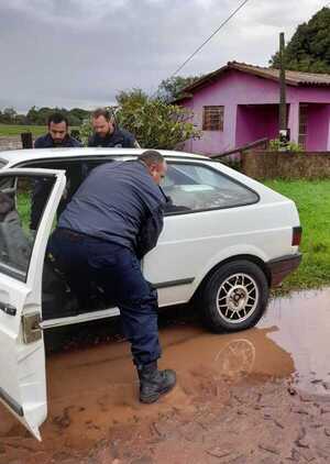Vehículo “lleno” de marihuana fue abandonado en Zanja Pytã