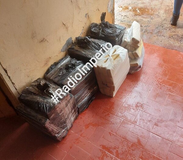 Marihuana empaquetada hallada en vehículo abandonado arrojó 118 kilos - Radio Imperio