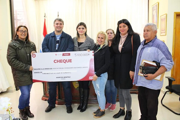 Intendente realizó la entrega de aporte a comedores - Noticiero Paraguay