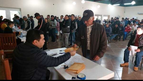 Gobierno asiste económicamente y con víveres a 1.217 pescadores afectados por bajante del Paraná - .::Agencia IP::.
