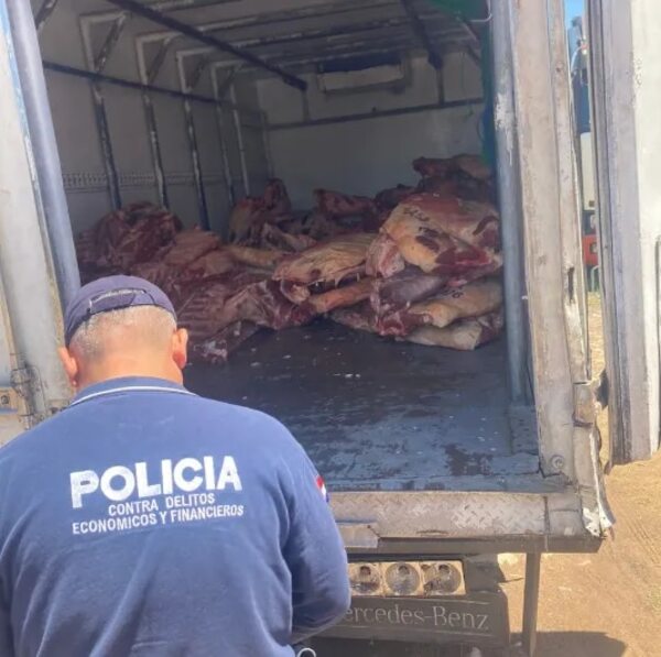 Incautan 5.000 kilos de carne vacuna y 600 kilos de pollo de contrabando - Policiales - ABC Color