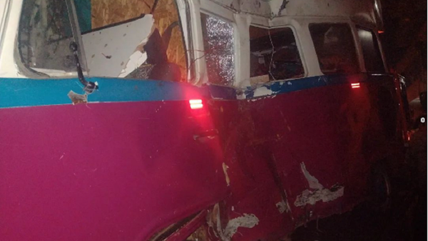 Viajeros argentinos pierden su combi en accidente con la Línea 26