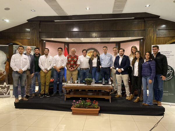 Jóvenes agropecuarios recibieron a Fidel Zavala en la primera edición de “Paraguay consciente”
