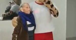 La Nación / Abuelita tiktoker cumplió su sueño, conoció a Tiríka y se llevó el peluche a casa