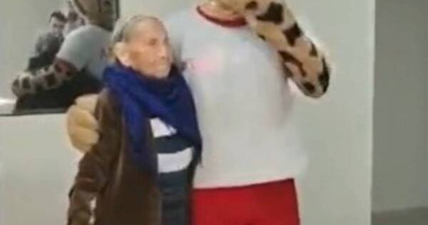 La Nación / Abuelita tiktoker cumplió su sueño, conoció a Tiríka y se llevó el peluche a casa