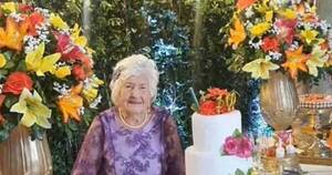 La Nación / Abuelita cumplió 100 años y fue motivo de celebración en San Pedro