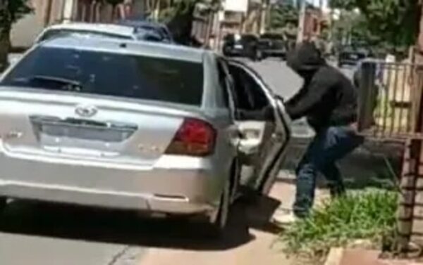 Video: víctima de robo domiciliario publica imágenes de los sospechosos - Policiales - ABC Color