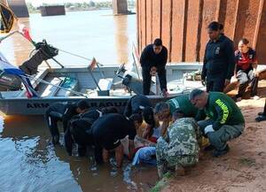 Crónica / Buzos de la Armada rescataron a un hombre que se tiró del Puente Remanso