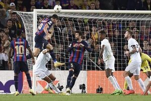 Lewandowski evita la eliminación del Barça en un partido loco - Fútbol Internacional - ABC Color