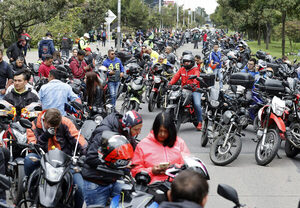 Motociclistas colombianos protestan por el supuesto aumento del precio del seguro de accidentes - MarketData