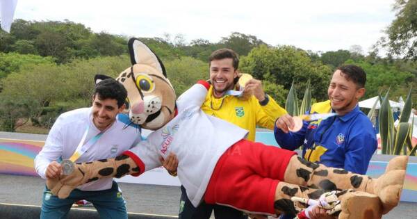 La Nación / Tiríka y brasileños hicieron la fiesta en juego de canotaje extremo en Itaipú