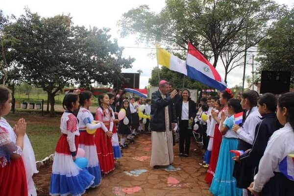 Altos: monseñor Valenzuela hace magia y alegra el corazón de los niños - Nacionales - ABC Color