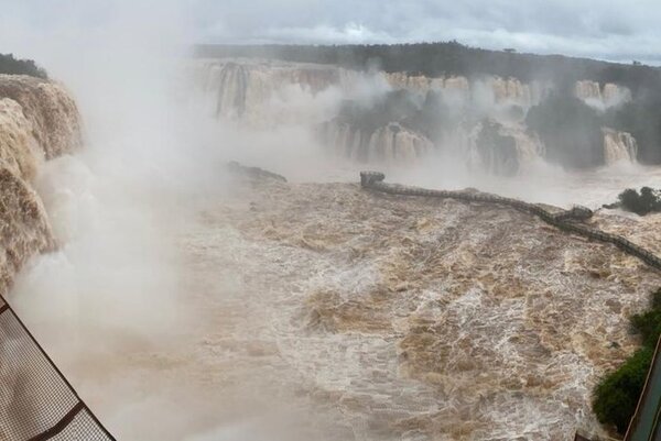 Cataratas del Iguazú registran caudal 10 veces mayor al habitual