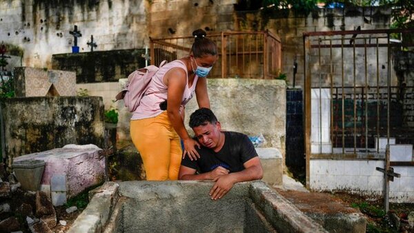 Sepultan a víctimas por deslave en Venezuela
