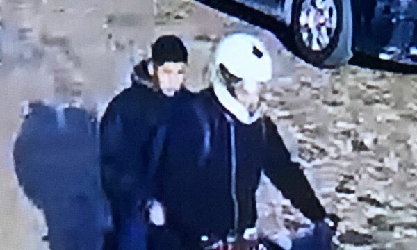 (VIDEO).Motochorros atacan machete ipope a jóvenes en Villa Elisa