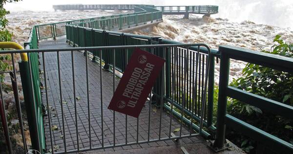 La Nación / Cataratas de Iguazú: cierran acceso a la Garganta del Diablo por crecida de río