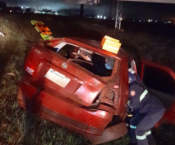 Abandonan a mujer tras vuelco de vehículo