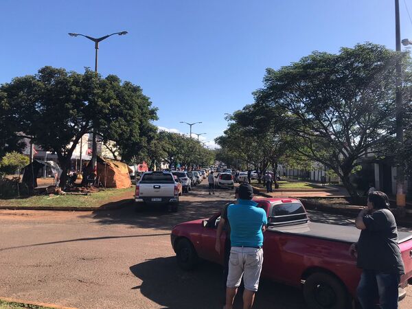 Larga fila: Hartazgo generalizado y riñas entre conductores para cruzar a Posadas