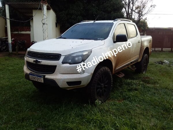 Tras persecución policial abandonan camioneta en un camino vecinal - Radio Imperio